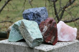 Verschiedene Mineralien als Gabionensteine