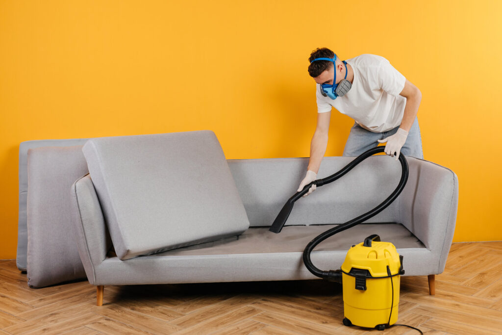 Chemische Reinigung von Polstermöbeln (Sofa oder Sessel) mit professionellem Extraktionsverfahren.