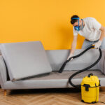 Chemische Reinigung von Polstermöbeln (Sofa oder Sessel) mit professionellem Extraktionsverfahren.