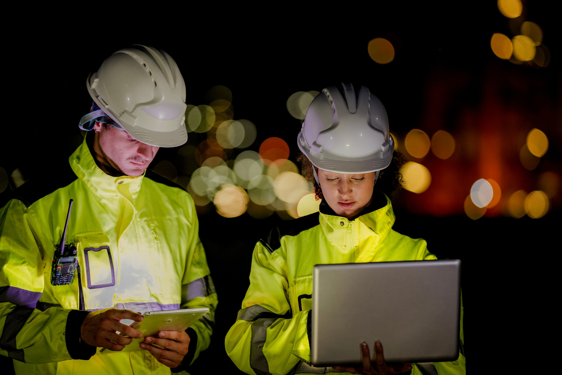 Ingenieure prüfen Anlage mit Tablets im Dunkeln | Machine Vision